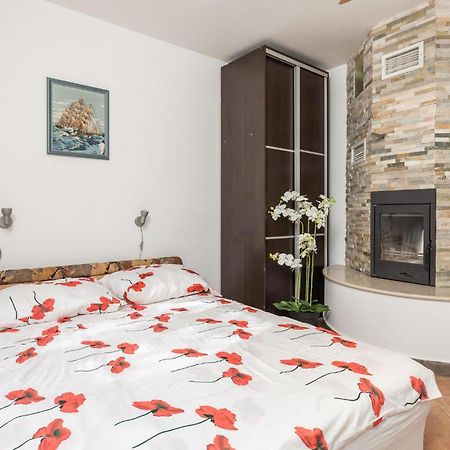 1 Bedroom Beautiful Apartment In Vrh Vrh  Экстерьер фото