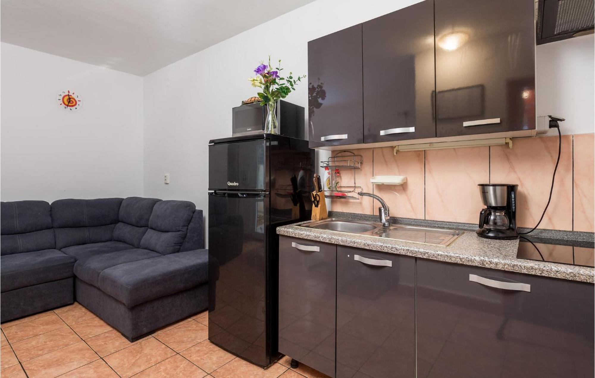 1 Bedroom Beautiful Apartment In Vrh Vrh  Экстерьер фото