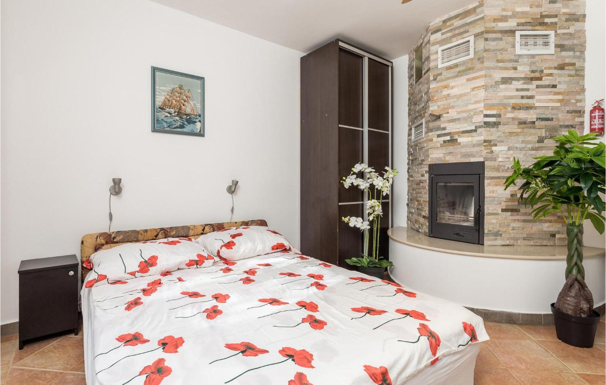 1 Bedroom Beautiful Apartment In Vrh Vrh  Экстерьер фото
