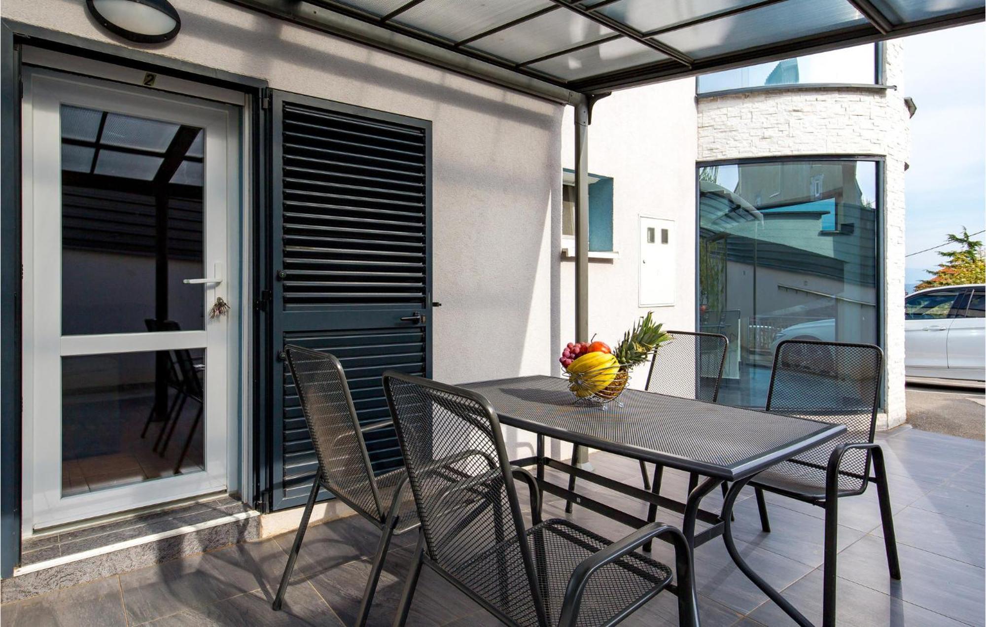 1 Bedroom Beautiful Apartment In Vrh Vrh  Экстерьер фото