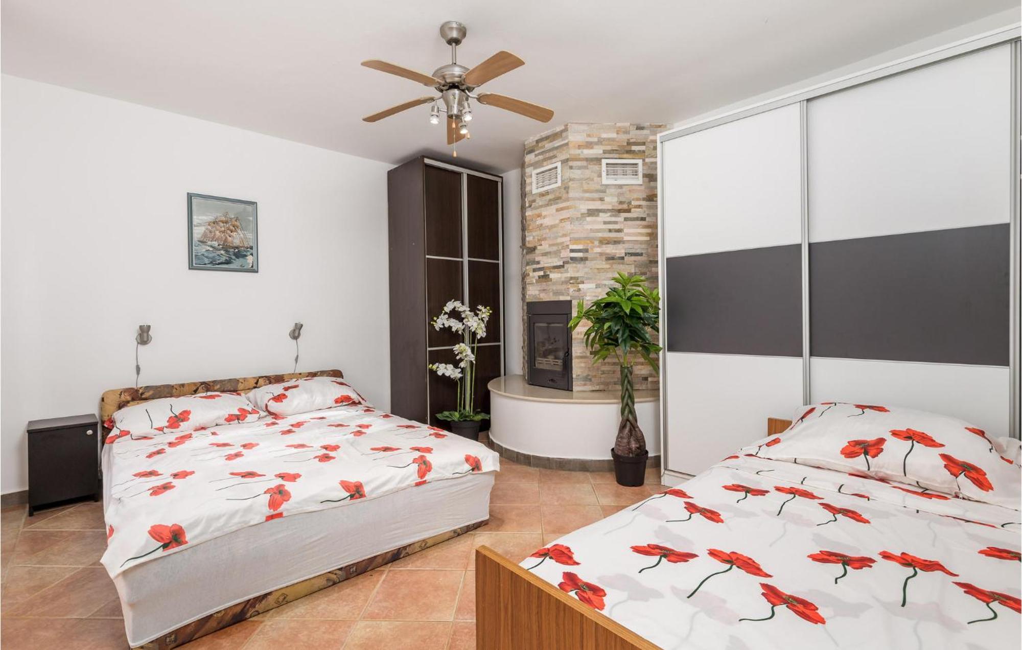 1 Bedroom Beautiful Apartment In Vrh Vrh  Экстерьер фото