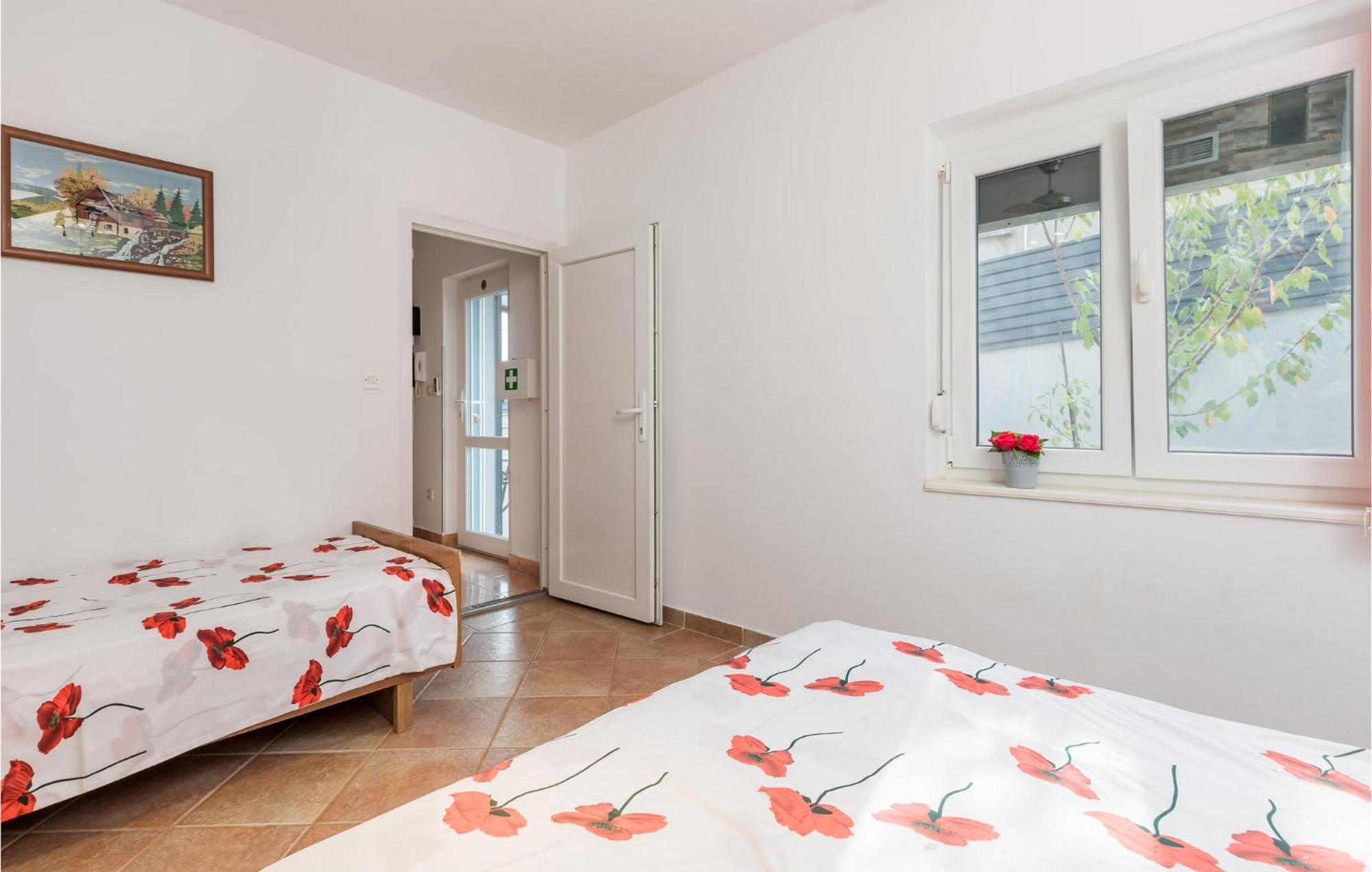 1 Bedroom Beautiful Apartment In Vrh Vrh  Экстерьер фото